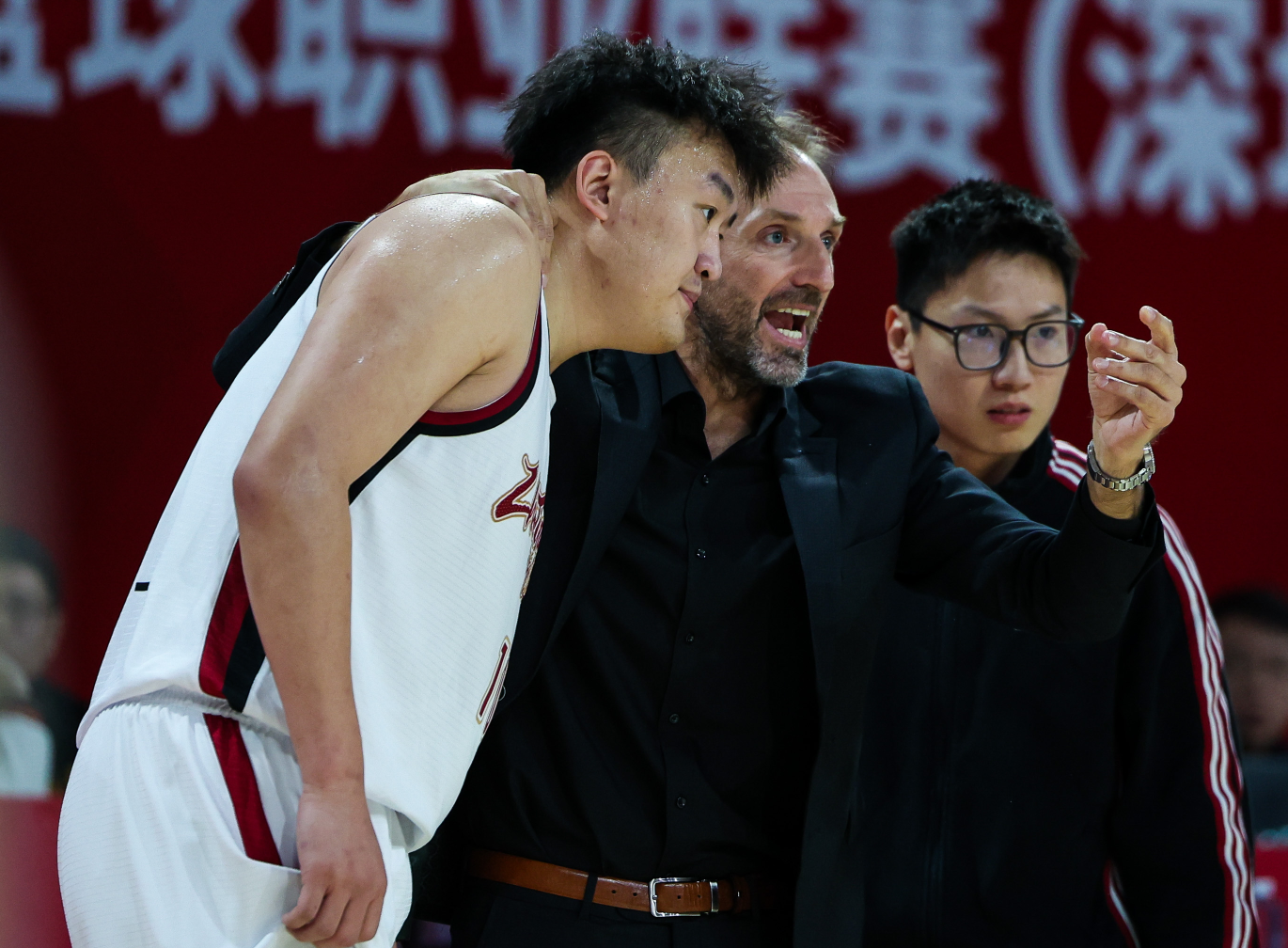 开云官网-换帅如换刀！从6战5负到9战8胜，只因换了一个教练 球迷：CBA奇迹