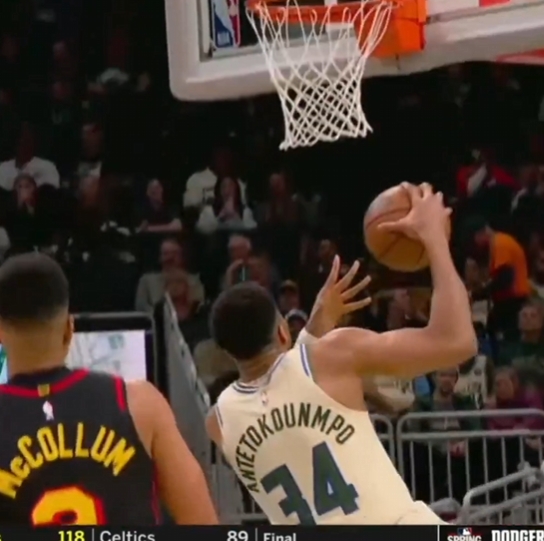 开云-对篮筐XXX😅帕金斯虎狼之词描述字母哥突破 惹美女主持无奈