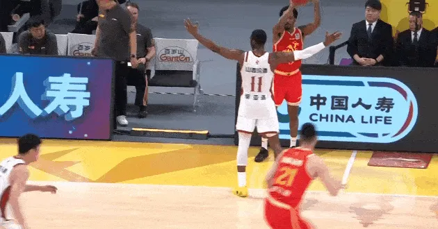 开云体育官网-迪亚洛普通犯规侧面压到胡金秋膝盖，胡金秋一瘸一拐走回更衣室
